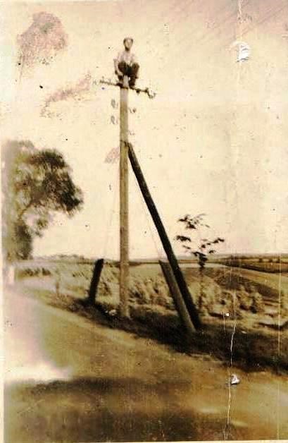 Budowa oświetlenia terenu hitlerowskiego obozu zagłady w Szebniach - 1942 rok na placu jeńcy rosyjscy