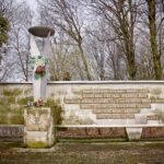 Pomnik-w-gamracie-01