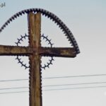 Krzyż na cmentarzu w Bieździedzy