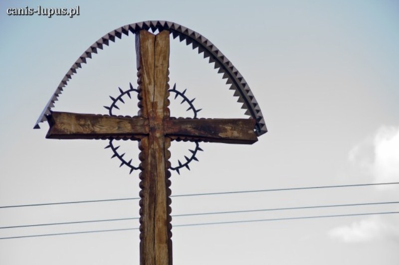 Krzyż na cmentarzu w Bieździedzy