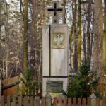 Pomnik w sieklewskim lesie