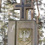 Pomnik w sieklewskim lesie