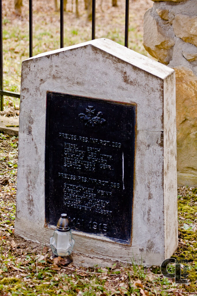 stela nagrobna z wymienionymi nazwiskami żołnierzy