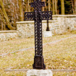 Krzyż patriarchalny w tej formie obecny również na cmentarzach nr 101 i 103 (projektowanych przez Hans Mayra)