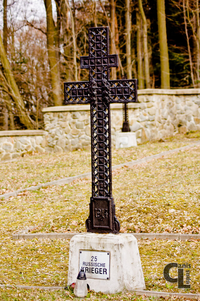 Krzyż patriarchalny w tej formie obecny również na cmentarzach nr 101 i 103 (projektowanych przez Hans Mayra)