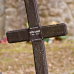 Zbliżenie na krzyż łaciński postawiony najprawdopodobniej w miejscu pochówku żołnierza z II Wojny Światowej