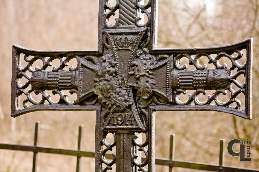 Zbliżenie na krzyż łaciński w tej formie obecny również na cmentarzu nr 84 w Bednarce (projektowany przez Hans Mayra)