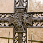 Zbliżenie na krzyż łaciński w tej formie obecny również na cmentarzu nr 84 w Bednarce (projektowany przez Hans Mayra)