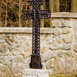 Krzyż patriarchalny w tej formie obecny również na Cmentarzu wojennym nr 101 w Libuszy i Cmentarzu wojennym nr 103 w Pagorzynie (projektowanych przez Hans Mayra) z tabliczką nagrobną 37 żołnierzy rosyjskich i Józefa Cernohorskiego z 56 PP Armii Austro-Węgier