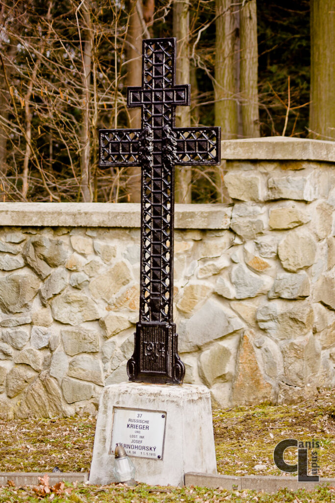 Krzyż patriarchalny w tej formie obecny również na Cmentarzu wojennym nr 101 w Libuszy i Cmentarzu wojennym nr 103 w Pagorzynie (projektowanych przez Hans Mayra) z tabliczką nagrobną 37 żołnierzy rosyjskich i Józefa Cernohorskiego z 56 PP Armii Austro-Węgier