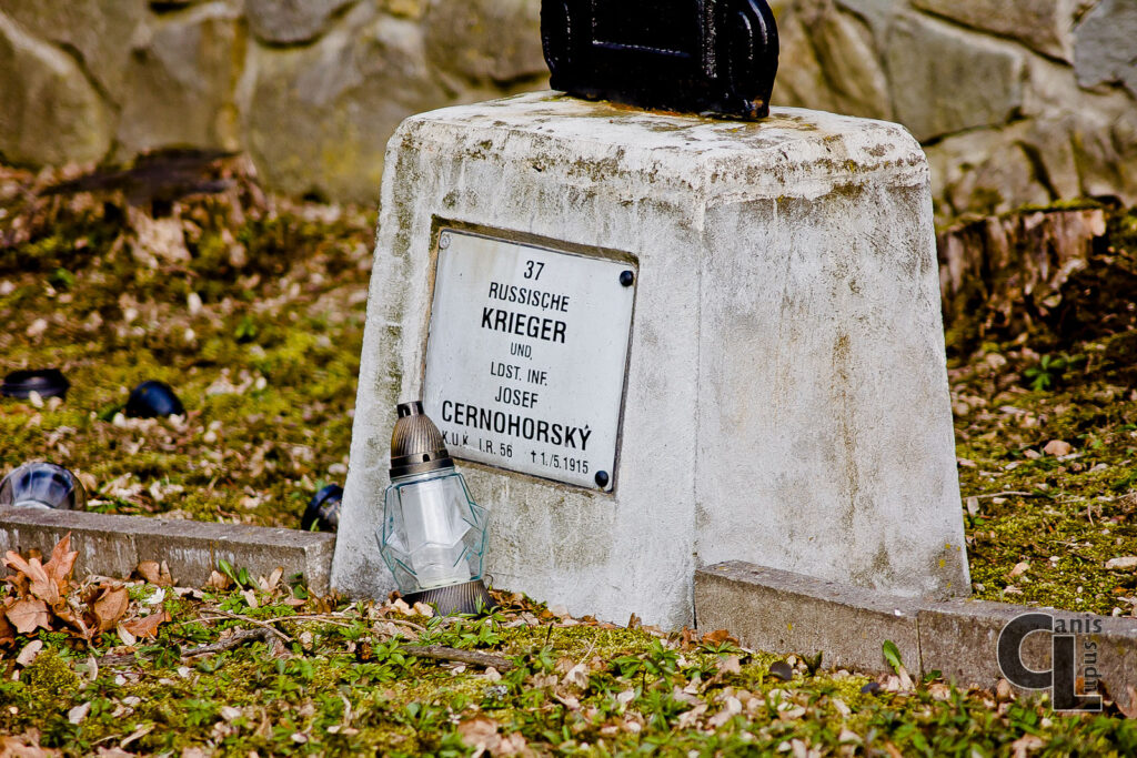 Zbliżenie na tabliczkę nagrobną 37 żołnierzy rosyjskich i Józefa Cernohorskiego z 56 PP Armii Austro-Węgier