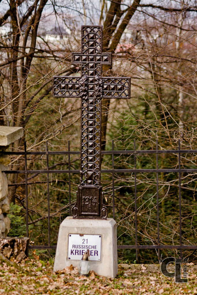 Krzyż patriarchalny w tej formie obecny również na Cmentarzu wojennym nr 101 w Libuszy i Cmentarzu wojennym nr 103 w Pagorzynie (projektowanych przez Hans Mayra)