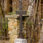 Krzyż patriarchalny w tej formie obecny również na Cmentarzu wojennym nr 101 w Libuszy i Cmentarzu wojennym nr 103 w Pagorzynie (projektowanych przez Hans Mayra)