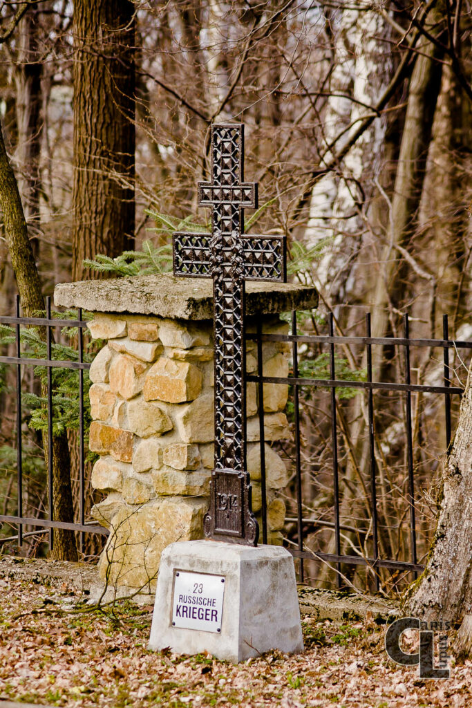 Krzyż patriarchalny w tej formie obecny również na Cmentarzu wojennym nr 101 w Libuszy i Cmentarzu wojennym nr 103 w Pagorzynie (projektowanych przez Hans Mayra)