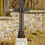 Krzyż patriarchalny w tej formie obecny również na cmentarzach nr 101 i 103 (projektowanych przez Hans Mayra)