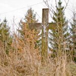 Drewniany krzyż przy miejscu gdzie można zostawić samochód.