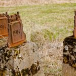 Przeniesione z cmentarza postumenty z fragmentami krzyży.