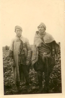 Jeńcy mają na sobie po kilka sztuk odzieży z powodu zimna, ponieważ mieszkali w wykopanych przez siebie ziemiankach – 1941 r. Zdjęcie zostało wykorzystane w książce Z. Macek "Hitlerowski obóz pracy przymusowej w Szebniach. [źródło: ze zbiorów Anny Nowak]