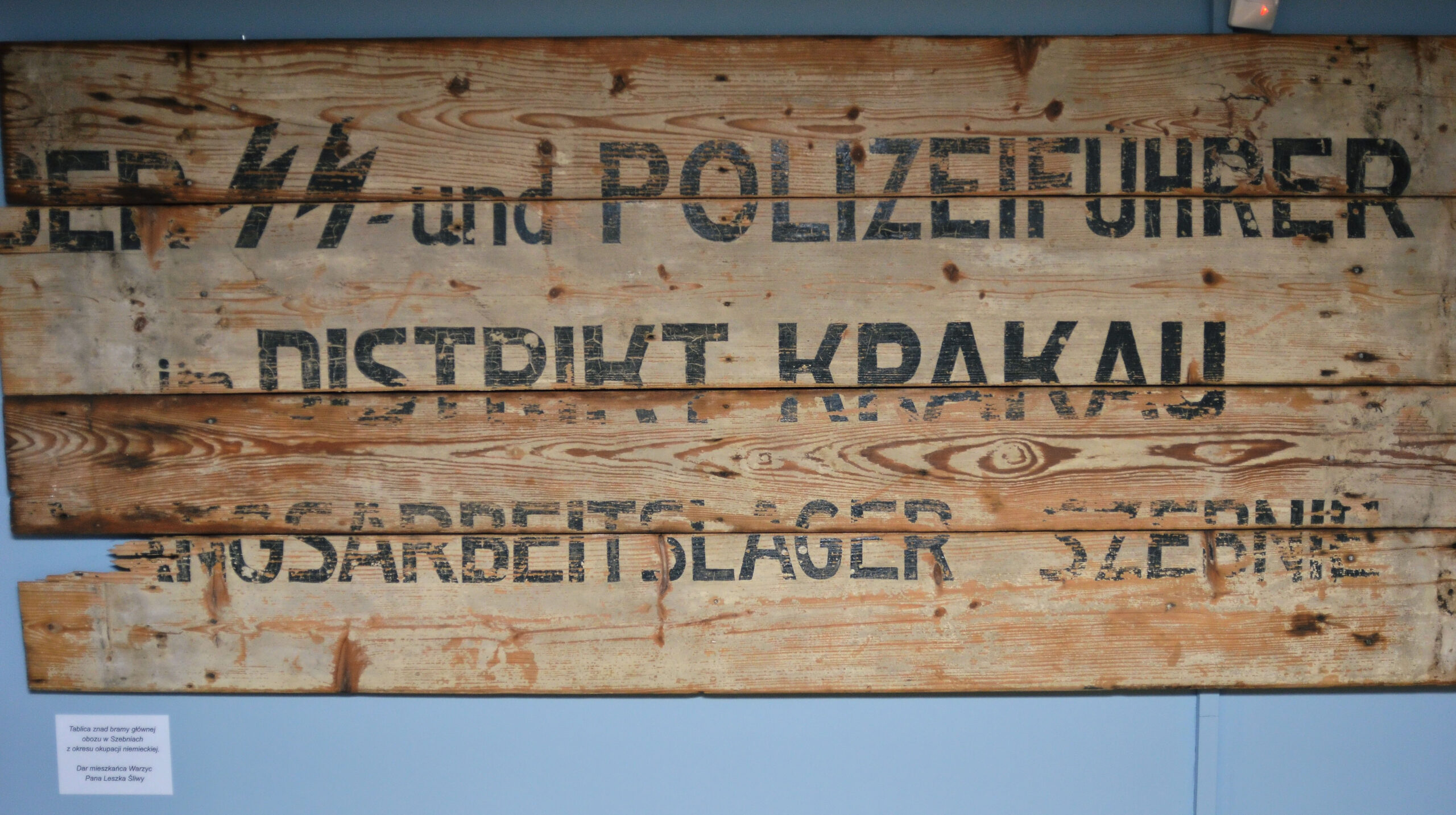 Szebnie Obóz pracy przymusowej - Tablica pierwotnie umieszczona nad bramą wjazdową na teren obozu pracy przymusowej. Fot. Krzysztof Kolanko, ze zbiorów Prywatnego Muzeum Podkarpackich Pól Bitewnych w Krośnie