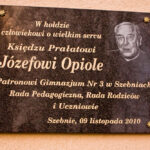 Ks. Józef Opioła – do Szebni przybył 1 sierpnia 1937 r. Uczył tu m.in. religii. W czasie okupacji niósł pomoc i otuchę ofiarom niemieckiego terroru, wspomagał więźniów obozu hitlerowskiego w Szebniach, dostarczając im żywność i lekarstwa oraz przekazywał korespondencję, pomagał tez żołnierzom AK jako powiernik wielu tajemnic polskiego podziemia.