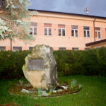 Pamiątkowy kamień ustawiony na placu przed szkołą w Szebniach