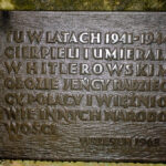 Tablica na pamiątkowym kamieni ustawionym na placu przed szkołą w Szebniach