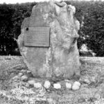 Pamiątkowy kamień przed szkołą w Szebniach