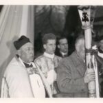 Ksiądz proboszcz Józef Opioła i ks. katecheta Marek Krupa witają Matkę Najświętszą – 1970 r. – Szebnie Obóz pracy przymusowej