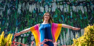 Pryzmat w centrum miasta. Letnia sesja w Rzeszowie z Jolą – Trina Turk Prism Maxi Dress w miejskiej odsłonie