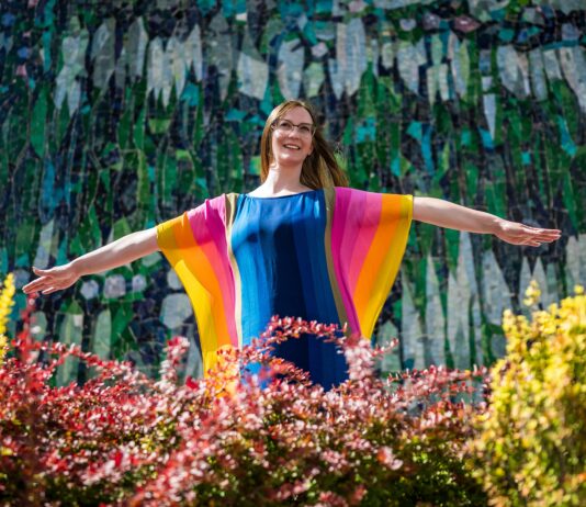 Pryzmat w centrum miasta. Letnia sesja w Rzeszowie z Jolą – Trina Turk Prism Maxi Dress w miejskiej odsłonie