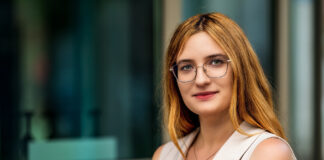 Biznesowa sesja streetPhoto w Jaśle z Natalią – Viltrox 135mm f/1.8 LAB w akcji