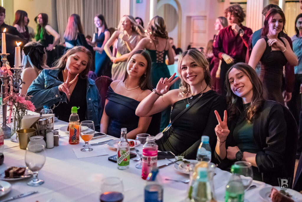 Półmetek I Liceum w Jaśle – galeria zdjęć z niezapomnianej nocy w Restauracji Różanej w Skołyszynie